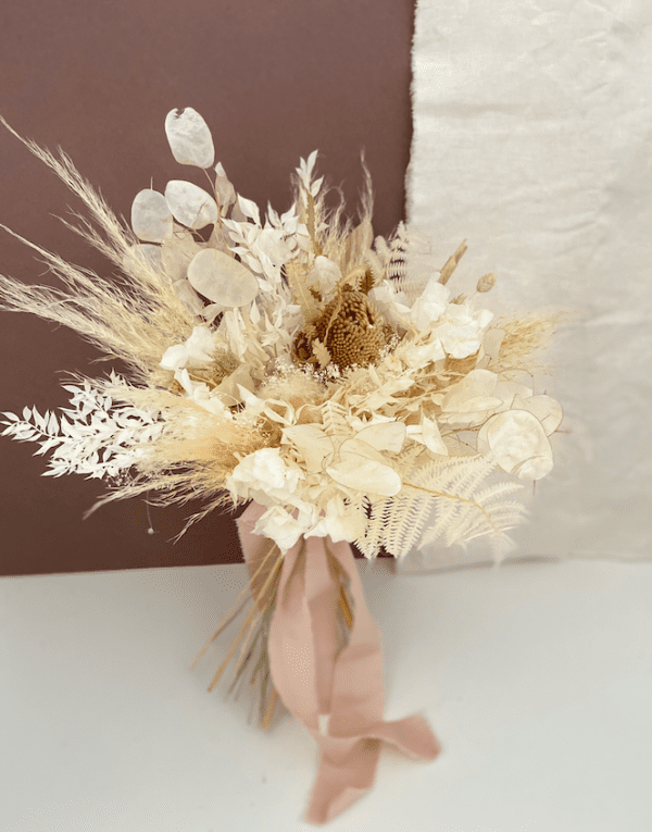 Ramo y tocado boho en tonos neutros. Tendencia novias 2021