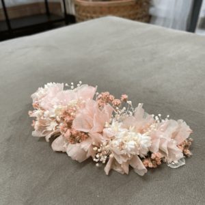 tocado de hortensias y flores en blanco y rosa